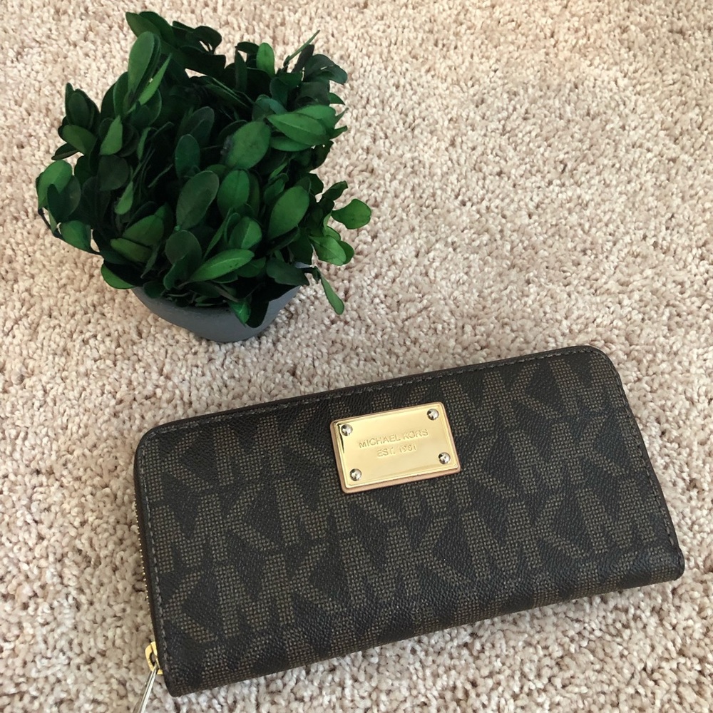 ⛔️‼️SOLD‼️⛔️Authentic Michael Kors wallet